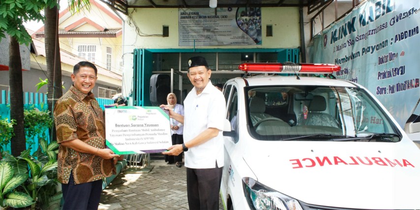 BANTUAN -- Pemimpin Wilayah PT Pegadaian Makassar, Edwin S. Inkiriwang menyerahkan bantuan mobil ambulance kepada YAPPMI yang diterima langsung Ketua YAPPMI, Hasan Hasyim.