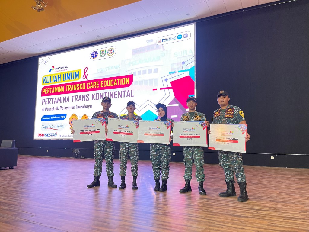 BANTUAN PENDIDIKAN -- Sejumlah mahasiswa Poltekpel penerima bantuan pendidikan dari PT Pertamina Trans Kontinental.