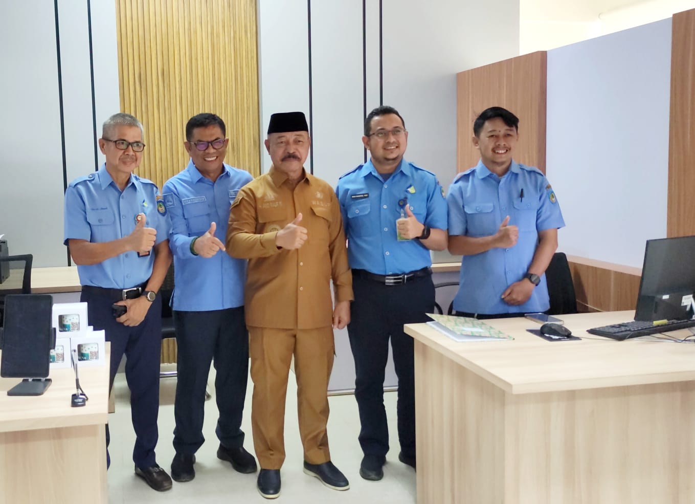 BKM/SAR BERSAMA -- Wakil Bupati Gowa, Abdul Rauf Malaganni berpose bersama jajaran Direksi Perumda Air Minum Tirta Jeneberang di tenant Perumda  di MPP Gowa. 
