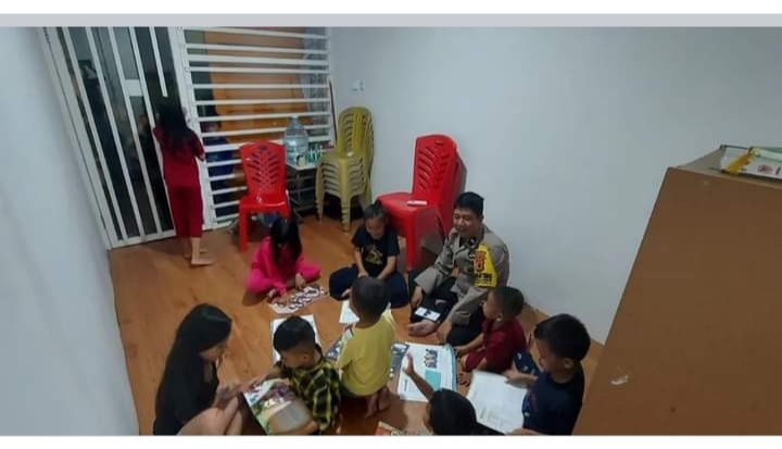 IST BHABINKAMTIBMAS -- Bhanbinkamtibmas mengumpulkan anak-anak di Pos Mitigasi Kandea.