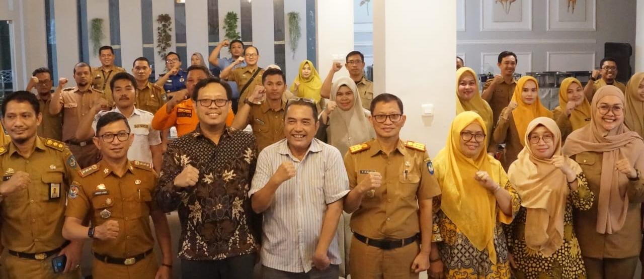 IST BIMTEK -- Asisten Bidang Administrasi Umum, Firman Djamaluddin bersama Provincial Government Advisor USAID ERAT, Syarwansyah Sahabuddin, di antara peserta Bimtek SP4N-LAPOR! Gowa. 
