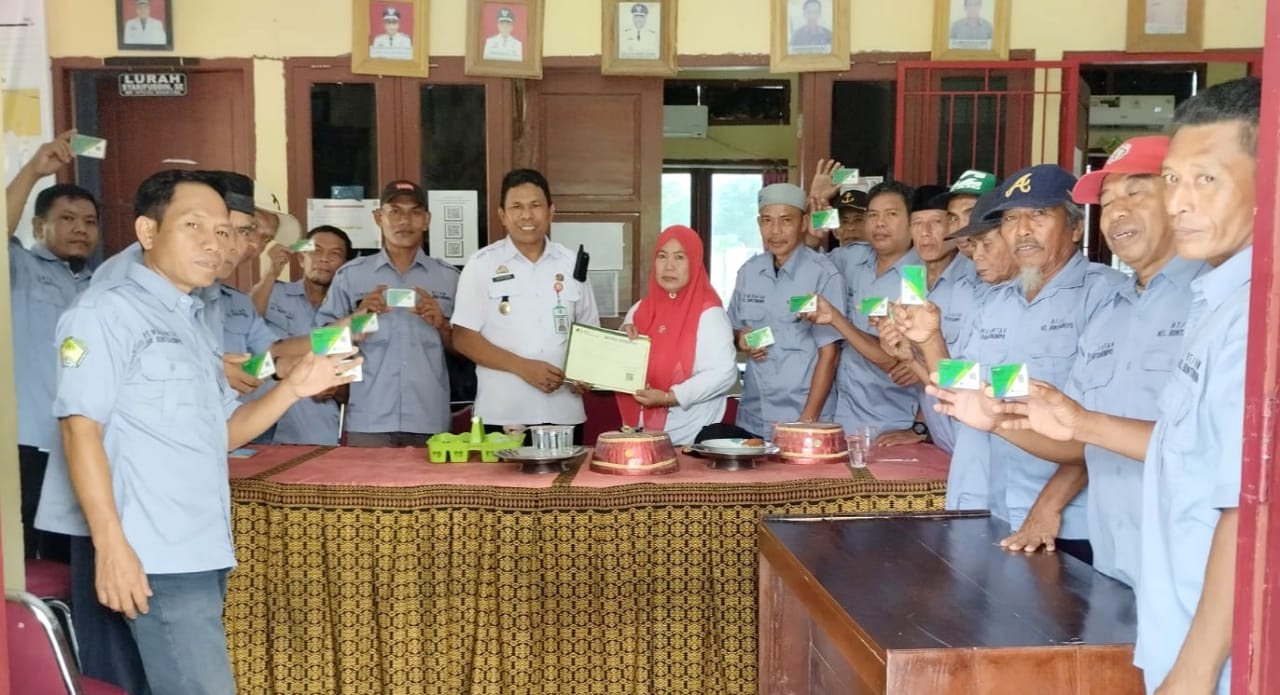 IST BPJS -- Lurah Bontonompo, Syarifuddin Tompo, menyerahkan kartu BPJS Ketenagakerjaan kepada para ketua RT dan RW. 