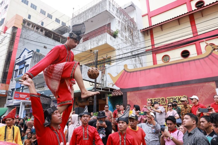 ist KARNAVAL--Karnaval Budaya Jappa Jokka Cap Go Meh dalam rangka Perayaan Imlek 2024 mengambil tema Bhinneka Tunggal Ika.Makassar makin dikenal dengan sektor pariwisatanya.Tampak sejumlah pagelaran seni dan tari.