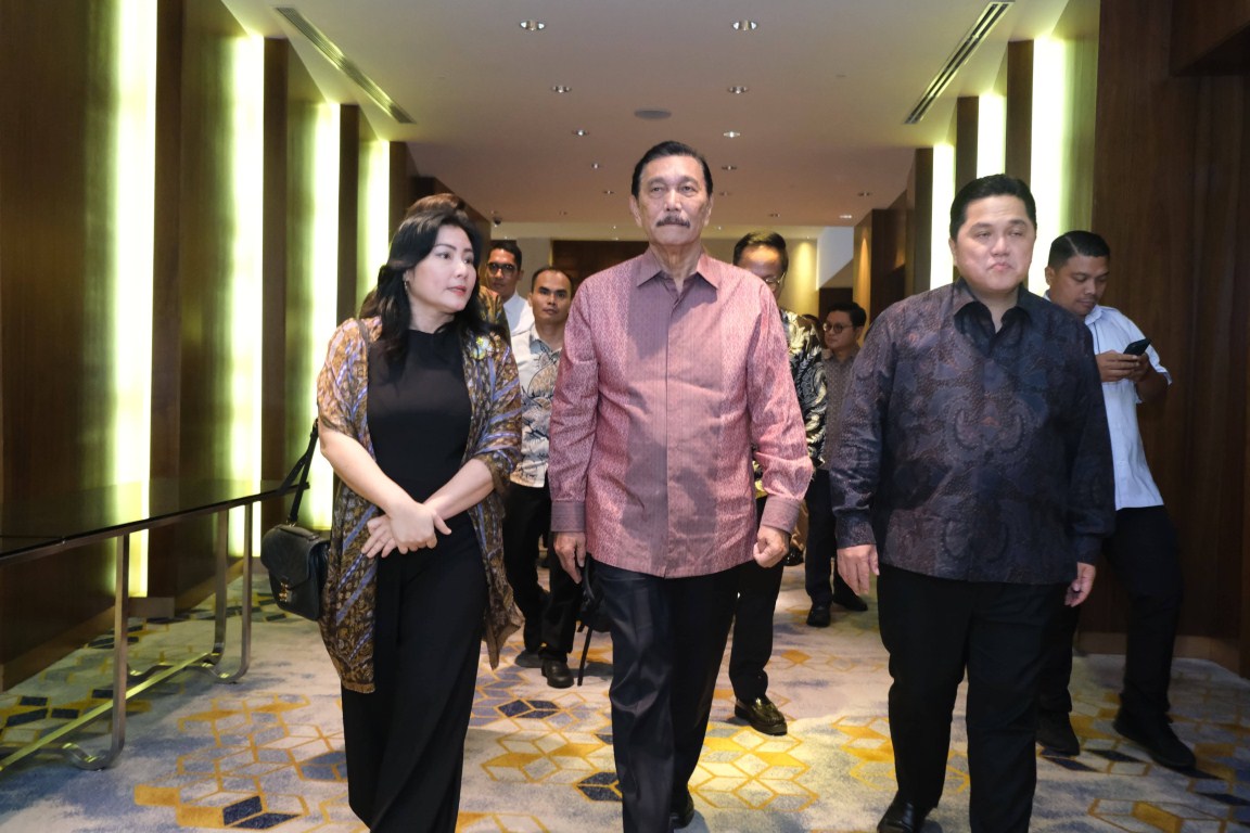 DIVESTASI -- Presiden Director/CEO PT Vale Indonesia, Febriany Eddy (kiri) mendampingi Menko Bidang Kemaritiman dan Investasi RI, Luhut Binsar Pandjaitan dan Menteri BUMN, Erick Thohir pada acara penandatanganan perjanjian jual beli saham dalam rangka divestasi PT Vale.
