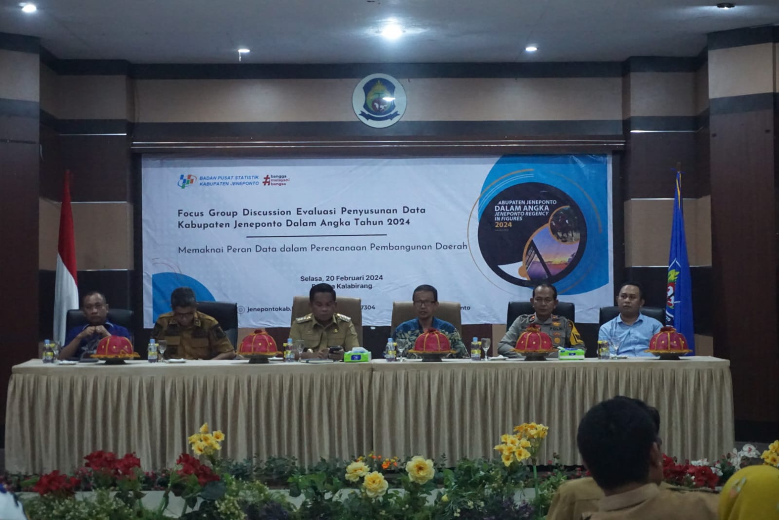 FGD -- Suasana FGD bertema 'Memaknai peran data dalam perencanaan pembangunan daerah' yang dibuka secara resmi oleh Pj Bupati Jeneponto, Junaedi Bakri (tiga dari kiri).
