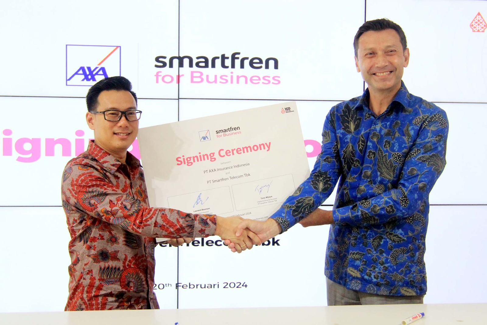 KERJA SAMA -- Tony Wijaya, Chief of Enterprise Business, Smartfren for Business (kiri) bersama Laurent Bourson, President Director AXA Insurance dalam penandatanganan MoU kerja sama di Jakarta, Selasa (20/2).