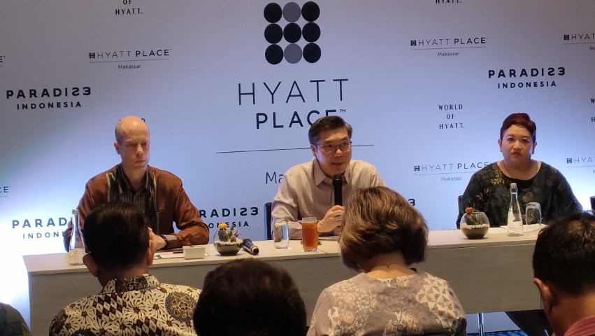 GRAND OPENING -- President Director & CEO Paradise Indonesia, Anthony Prabowo Susilo (tengah) didampingi  General Manager Hyatt Place Makassar, Yanita Supardjan (kanan) menjelaskan .