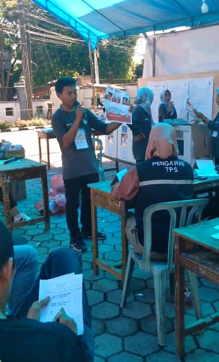 IST HITUNG -- Petugas KPPS pada TPS 15 Kelurahan Bontomanai, Kecamatan Bontomarannu, saat melakukan penghitungan hingga Kamis dinihari (15/2). 