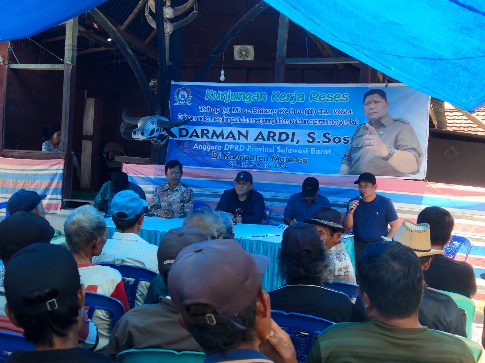 PERTEMUAN -- Anggota DPRD Provinsi Sulbar, Darman Ardi (tengah) ketika melakukan reses di daerah pemilihannya Kabupaten Mamasa.