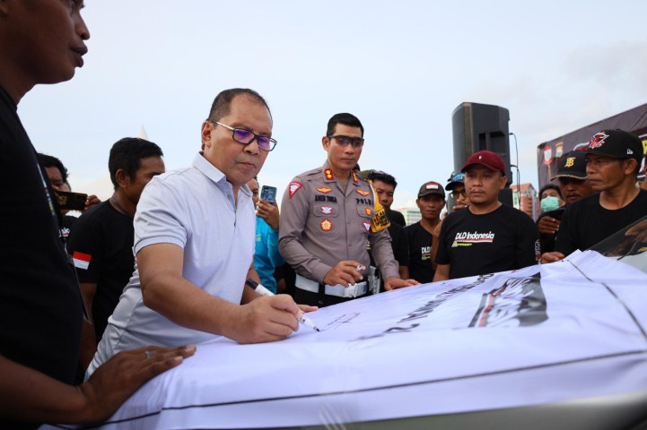 IST DEKLARASI DAMAI--Wali Kota Makassar Mohammad Ramdhan Pomanto bersama Kasatlantas Polrestabes Makassar AKBP Amin Toha dan juga DLD Indonesia menandatangani deklarasi Pemilu damai, di Tugu MNEK CPI, Sabtu (3/2) 