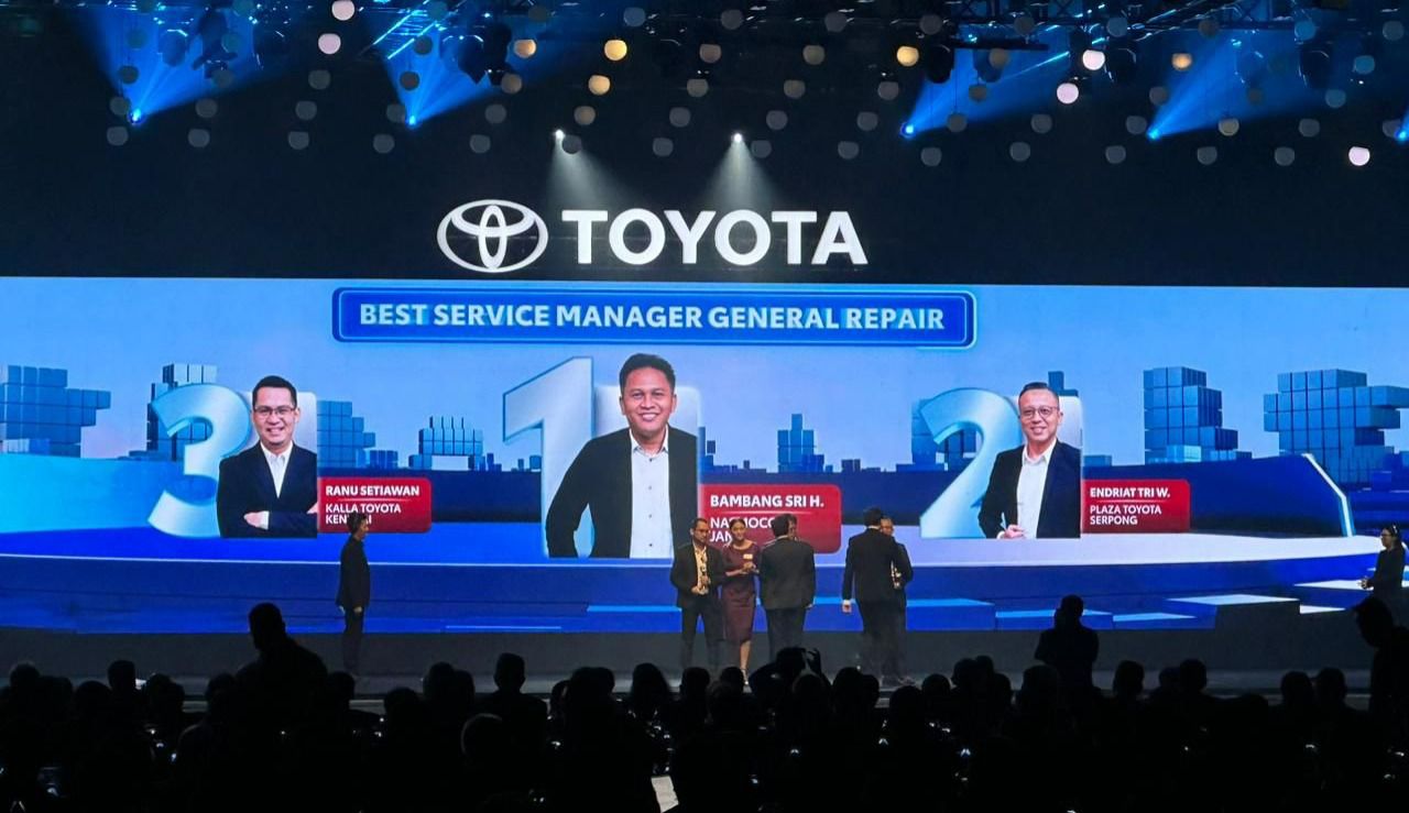 UKIR PRESTASI -- Kalla Toyota kembali mengukir prestasi membanggakan di ajang bergengsi ini. Kalla Toyota yang merupakan dealer Toyota terbesar di wilayah Sulsel, Sulbar, Sulteng, dan Sultra, berhasil meraih puluhan penghargaan. Tak hanya itu, Ranu Setiawan yang merupakan Service Manager Kalla Toyota Kendari (kiri)  berhasil meraih penghargaan prestisius sebagai Top 3 Best National Service Manager General Repair.