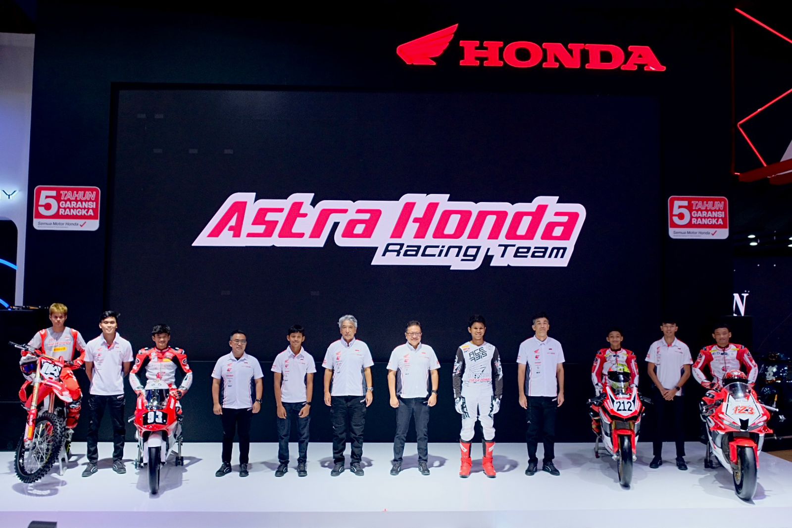 PENGUMUMAN -- PT AHM saat mengumumkan 11 pebalap mudanya yamg bertalenta di sela pembukaan Indonesia International Motor Show 2024.