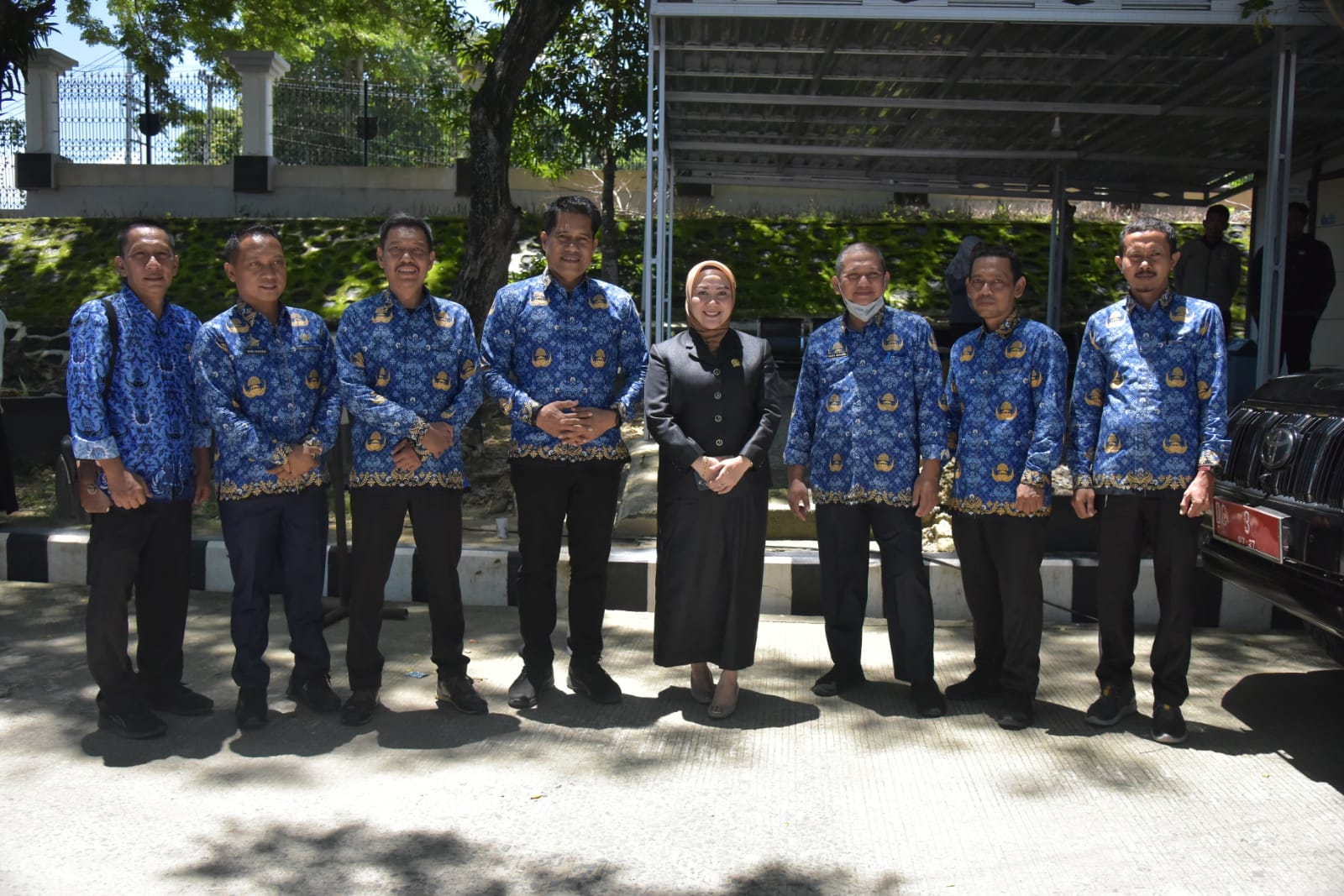 SILATURAHMI -- Ketua DPRD Sulbar, Hj St Suraidah Suhardi (tengah) foto bersama Sekretaris DPRD Sulbar, Muhammad Hamzih usai melakukan silaturahmi konstruktif.