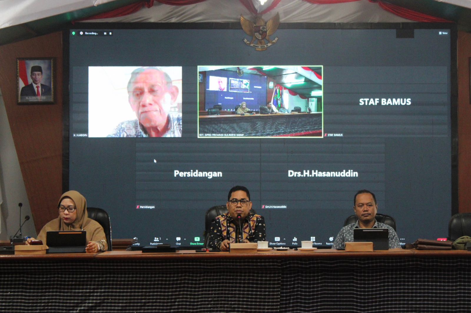 BAMUS -- Wakil Ketua DPRD Sulbar, Abdul Rahim didampingi Kabag Fasilitasi Penganggaran dan Pengawasan, Irma Trisnawati, dan Kabag Umum dan Keuangan, Stephanus Buntu Madika, saat menggelar rapat Bamus, Jumat (23/2).