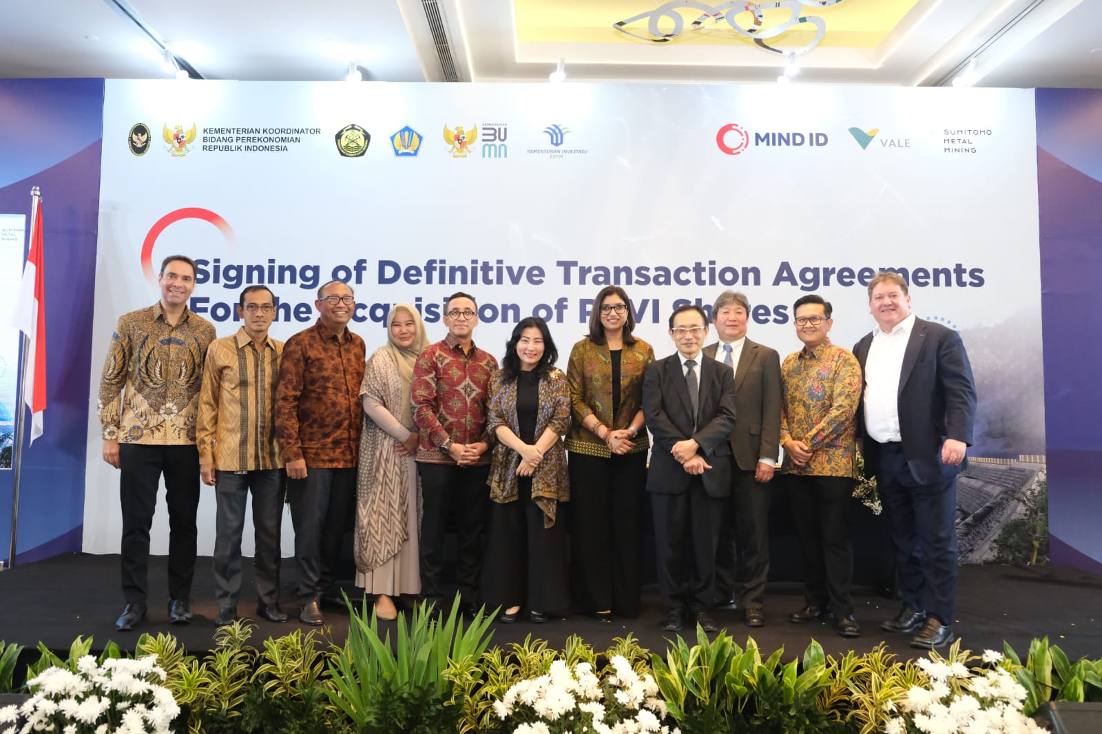 Ketgam: DIVESTASI -- Presiden Director/CEO PT Vale Indonesia, Febriany Eddy (tengah) bersama Deshnee Naidoo dari VCL (lima dari kanan), dan Yusuke Niwa dari SMM (tiga dari kanan) usai penandatanganan perjanjian jual beli saham dalam rangka divestasi PT Vale.