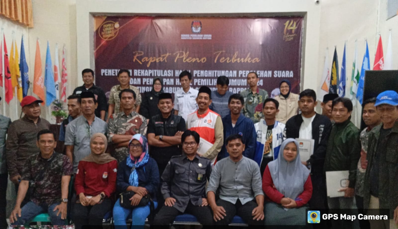 IST MENYELESAIKAN REKAPITULASI--KPU Sidrap menyelesaikan rekapitulasi perolehan suara yang dilaksanakan dari Minggu (25/2) hingga Senin (26/2).