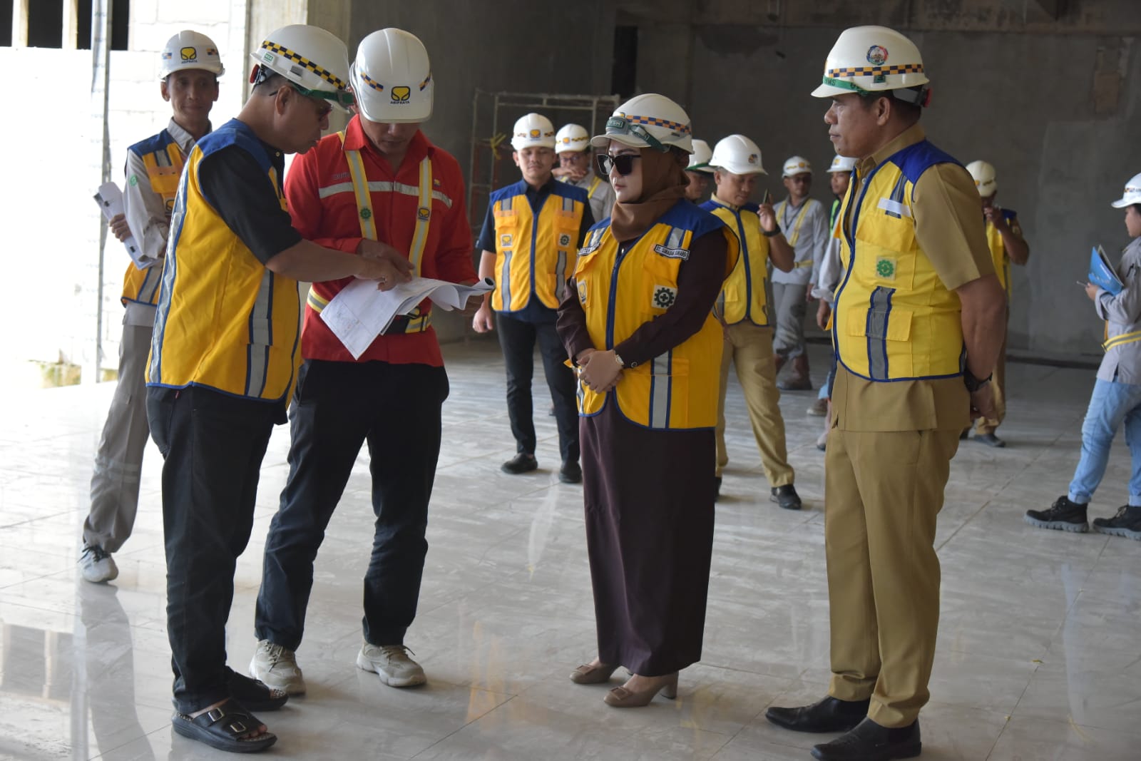 MONITORING -- Sekretaris Dewan Sulbar, Muhammad Hamzih (kanan) saat mendampingi Ketua DPRD Sulbar, Hj St Suraidah Suhardi dan Ketua Komisi II, H Sudirman (kiri), melakukan monitoring pengerjaan pembangunan gedung DPRD Sulbar tepat waktu.