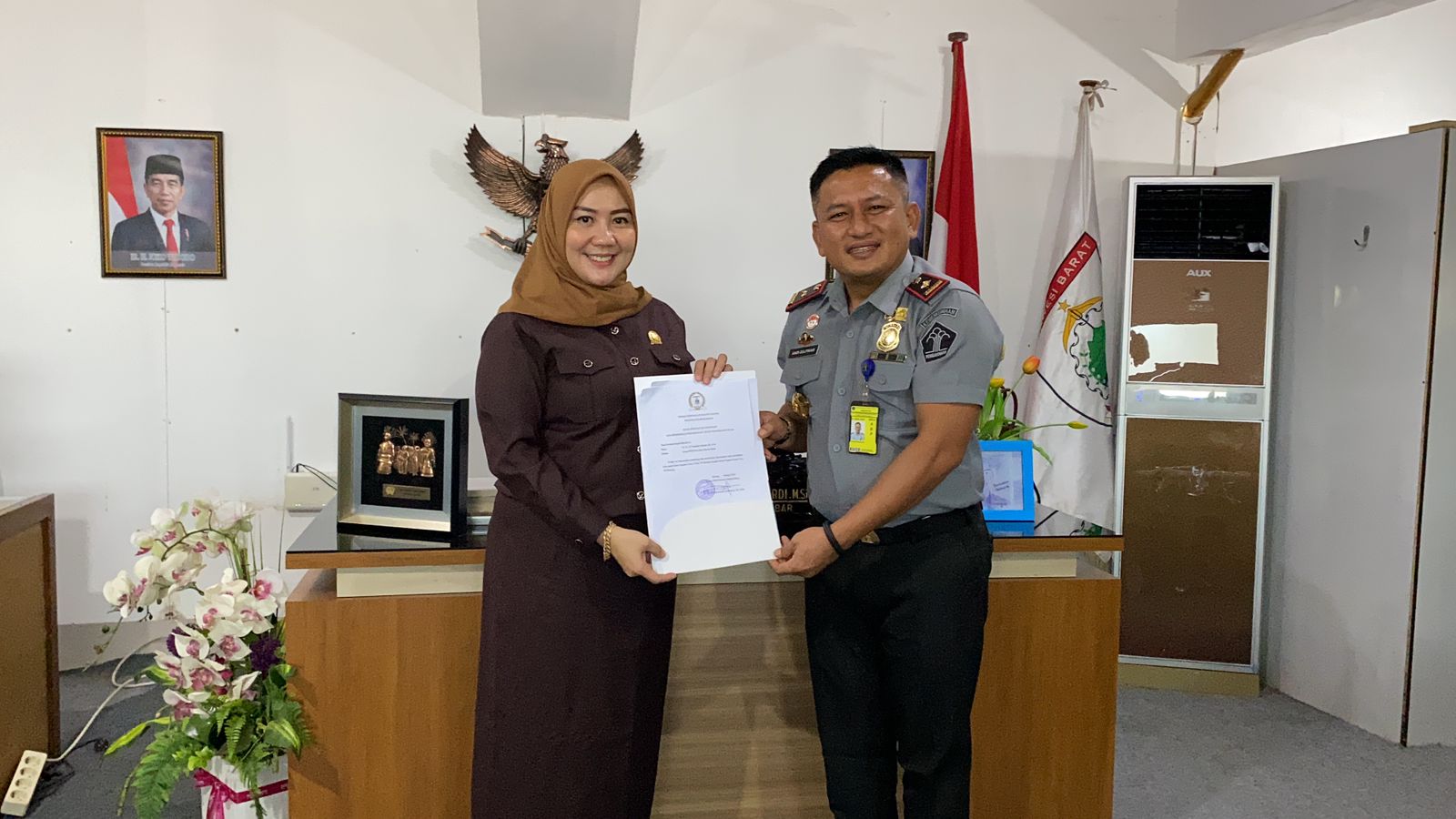 DUKUNGAN -- Kepala Kantor Imigrasi Mamuju, Andi Sulfikar Rasdin menyerahkan surat permohonan dukungan kepada Ketua DPRD Sulbar, Hj St Suraidah Suhardi, untuk meningkatkan kelas Kantor Imigrasi Mamuju.