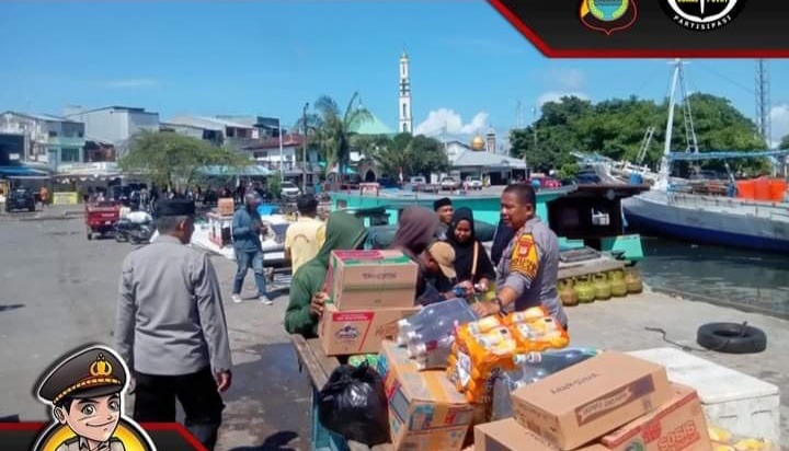 IST KAMTIBMAS -- Kasat Binmas Polres Pelabuhan Makassar, AKP Ahmadin bersama personelnya memberikan binluh lepada penumpang kapal di dermaga Paotere Makassar.