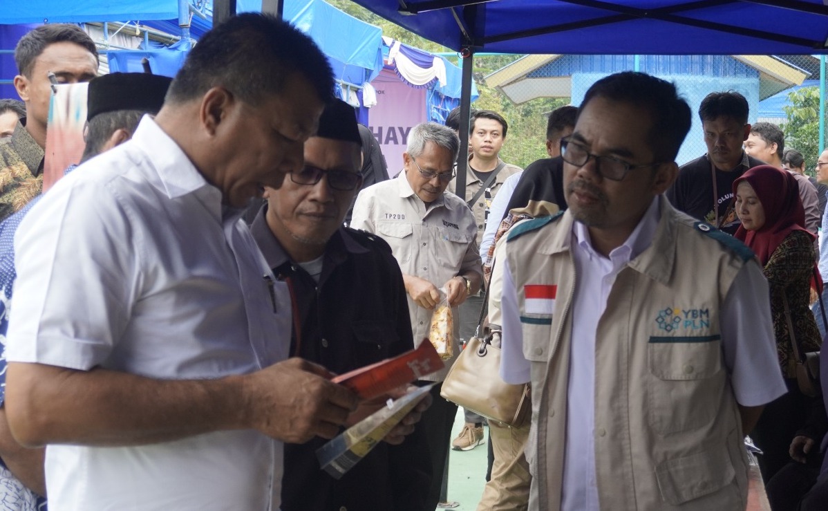 Tim YBM PLN UP3 Bulukumba mendampingi Bupati Bulukumba, Andi Muchtar Ali Yusuf melihat dari dekat produksi salah satu UMKM di Desa Kahayya, di sela peresmian program Desa Cahaya di Desa Kahayya.