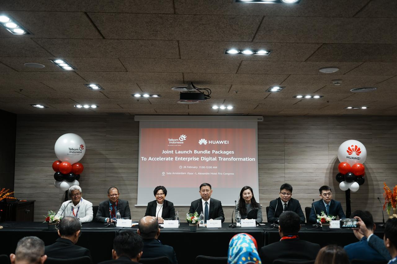 KERJA SAMA -- Kiri ke kanan: Direktur Network & IT Solustion Telkom, Herlan Wijanarko, Direktur Keuangan & Manajemen Risiko Telkom, Heri Supriadi, Direktur Enterprise Business Telkom, FM Venusiana beserta jajaran manajemen Huawei dalam acara penandatanganan kerja sama untuk percepatan adopsi pemanfaatan Artificial Intellingence (AI) untuk dunia usaha antara Telkom dan Huawei, dalam acara Mobile World Congress 2024 di Barcelona, beberapa waktu lalu.