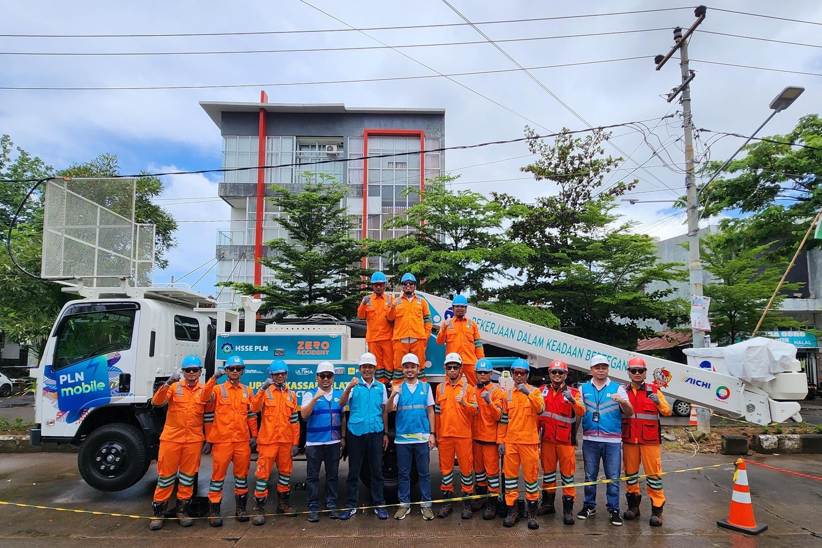 INSPECTION DAY -- GM PT PLN (Persero) UID Sulselrabar, Moch Andy Adchaminoerdin (lima dari kiri) bersama pasukan PDKB dan Yantek pada acara 'Inspection Day' Bulan K3 tingkat PLN UID Sulselrabar.