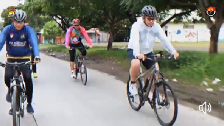 IST KAMTIBMAS -- Kapoklkrestabes Makassar, Kombes Pol Mokhamad Ngajib bersama pejabat utama yang melaksanakan Gowes Kamtibmas.