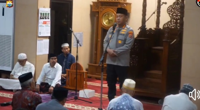 KAMTIBMAS -- Kapolrestabes Makassar, Kombes Pol Mokhamad Ngajib bersama jajarannya melaksanakan safari subuh di Masjid Besar Al Abrar, Jalan Sultan Alauddin, Makassar.