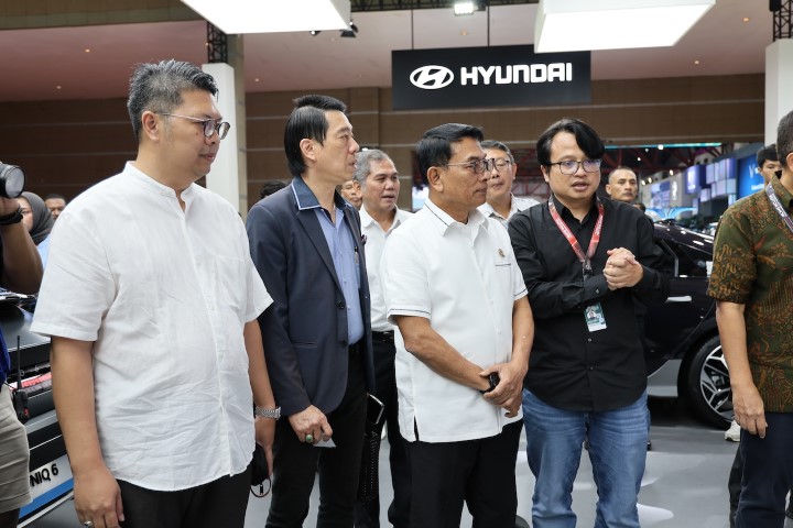 KUNJUNGI -- Kepala Staf Kepresidenan Republik Indonesia, Moeldoko didampingi Chief Marketing Officer PT Hyundai Motors Indonesia, Budi Nur Mukmin, mengunjungi area booth Hyundai EV. Explore more. di Hall D JIExpo Kemayoran.