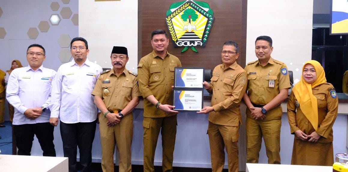 IST LAPORKAN SPT -- Bupati Gowa, Adnan Purichta Ichsan bersama Wabup Abd Rauf Malaganni, langsung melaporkan SPT tahunannya menggunakan aplikasi E-Filing. 
