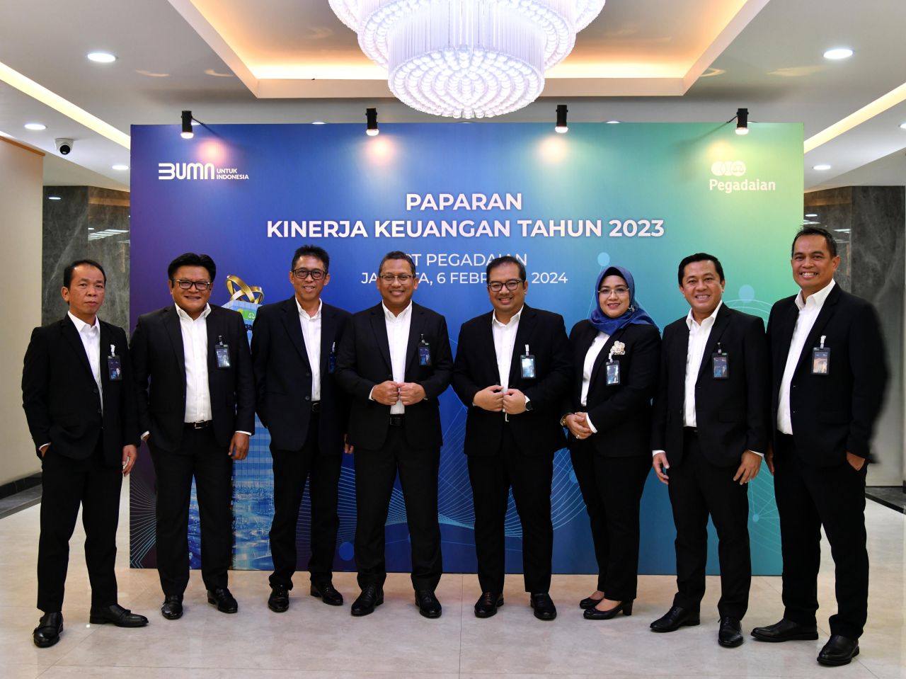 PAPARAN KINERJA -- Direktur Utama PT Pegadaian, Damar Latri Setiawan (empat dari kiri) bersama para manajemen PT Pegadaian di sela pelaksanaan pemaparan kinerja keuangan tahun 2023.