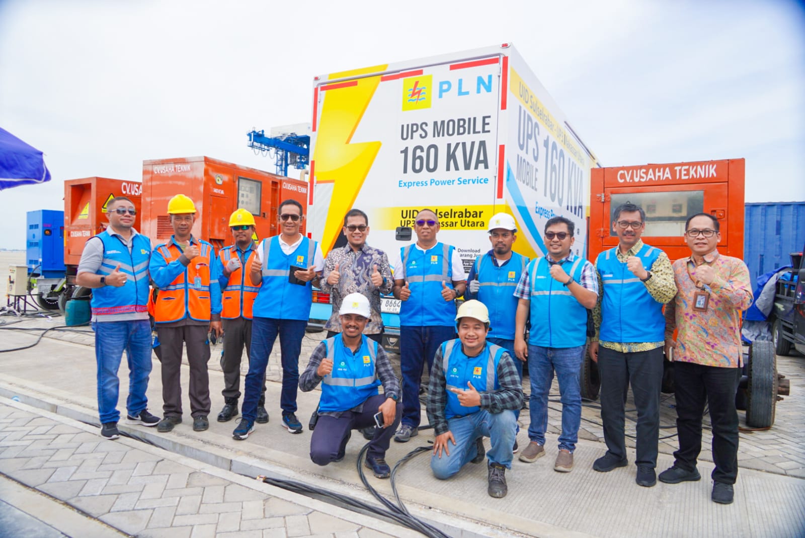 PASOKAN -- General Manager PLN Unit Induk Distribusi Sulawesi Selatan, Sulawesi Tenggara dan Sulawesi Barat, Moch. Andy Adchaminoerdin (empat dari kiri) mendampingi personel PLN yang diterjunkan menjaga keandalan pasokan listrik ke lokasi-lokasi yang menjadi tujuan kunjungan Presiden RI, Joko Widodo, di Sulawesi Selatan, Kamis (22/2).