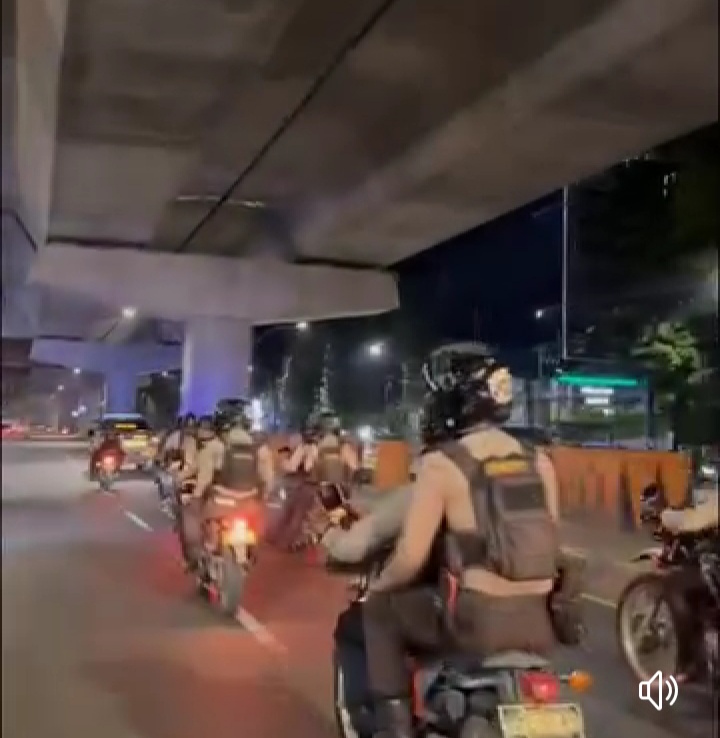 PATROLI -- Personel Polrestabes Makassar ketika melaksanakan patroli gangguan Kamtibmas di wilayah hukum Polrestabes Makassar.