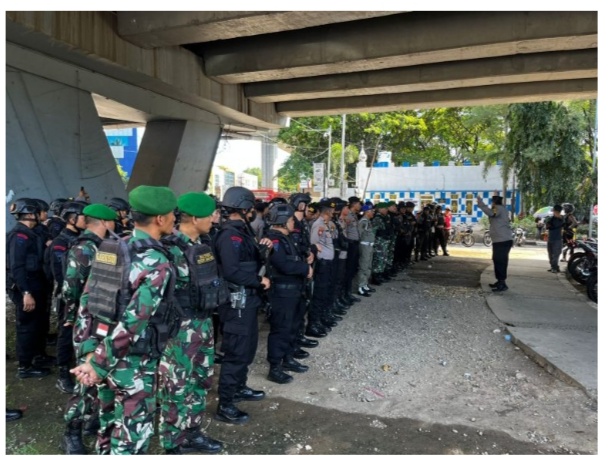 PATROLI -- Kabag Ops Polrestabes Makassar, AKBP Darminto,  memimpin apel persiapan patroli gabungan TNI-Polri dan Satpol PP Makassar di flyover.