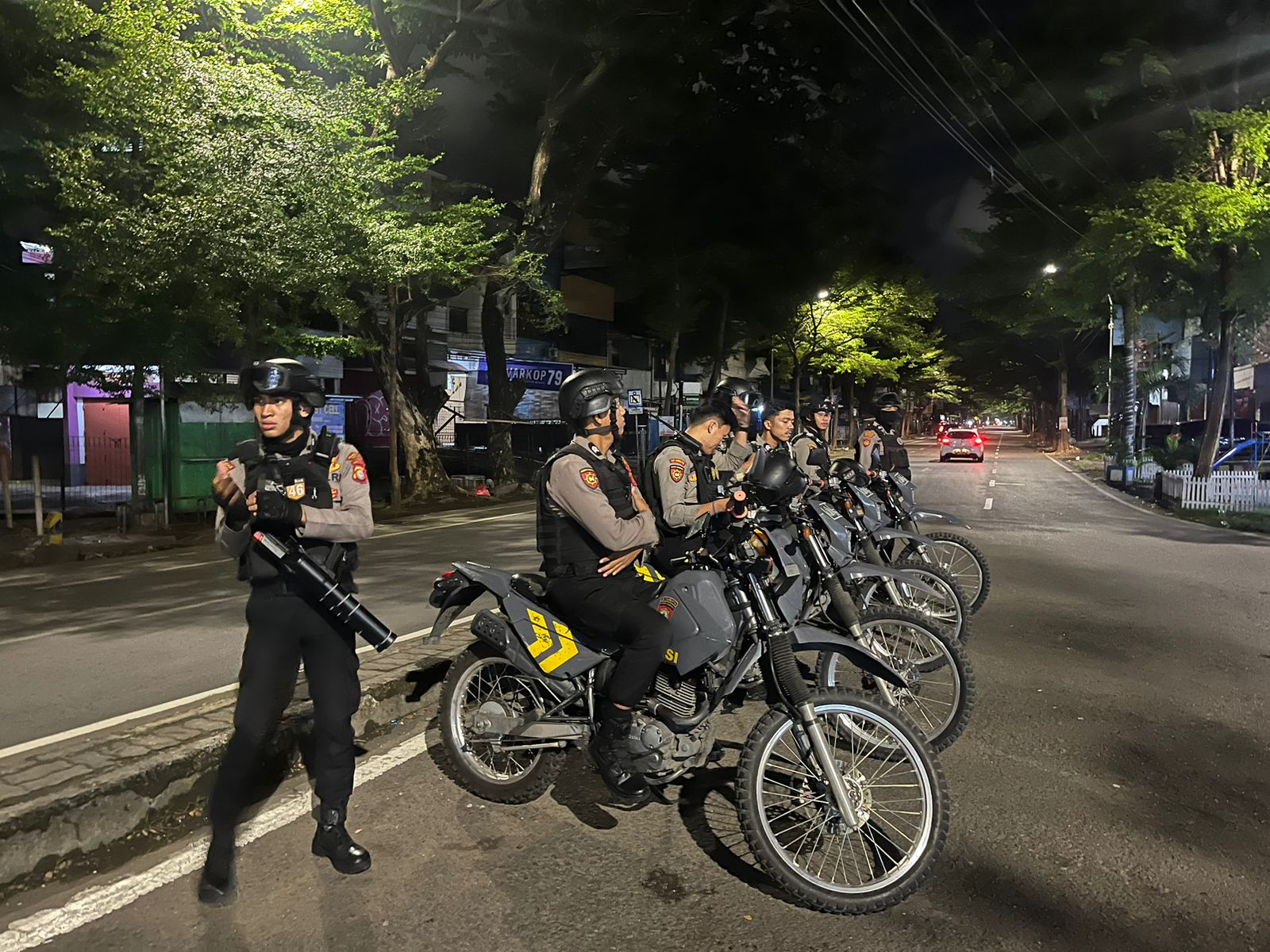 PATROLI -- Personil Samapta Polrestabes Makassar melaksanakan patroli di wilayah rawan terjadinya Curat dan Curas di wilayah hukum Polrestabes Makassar.
