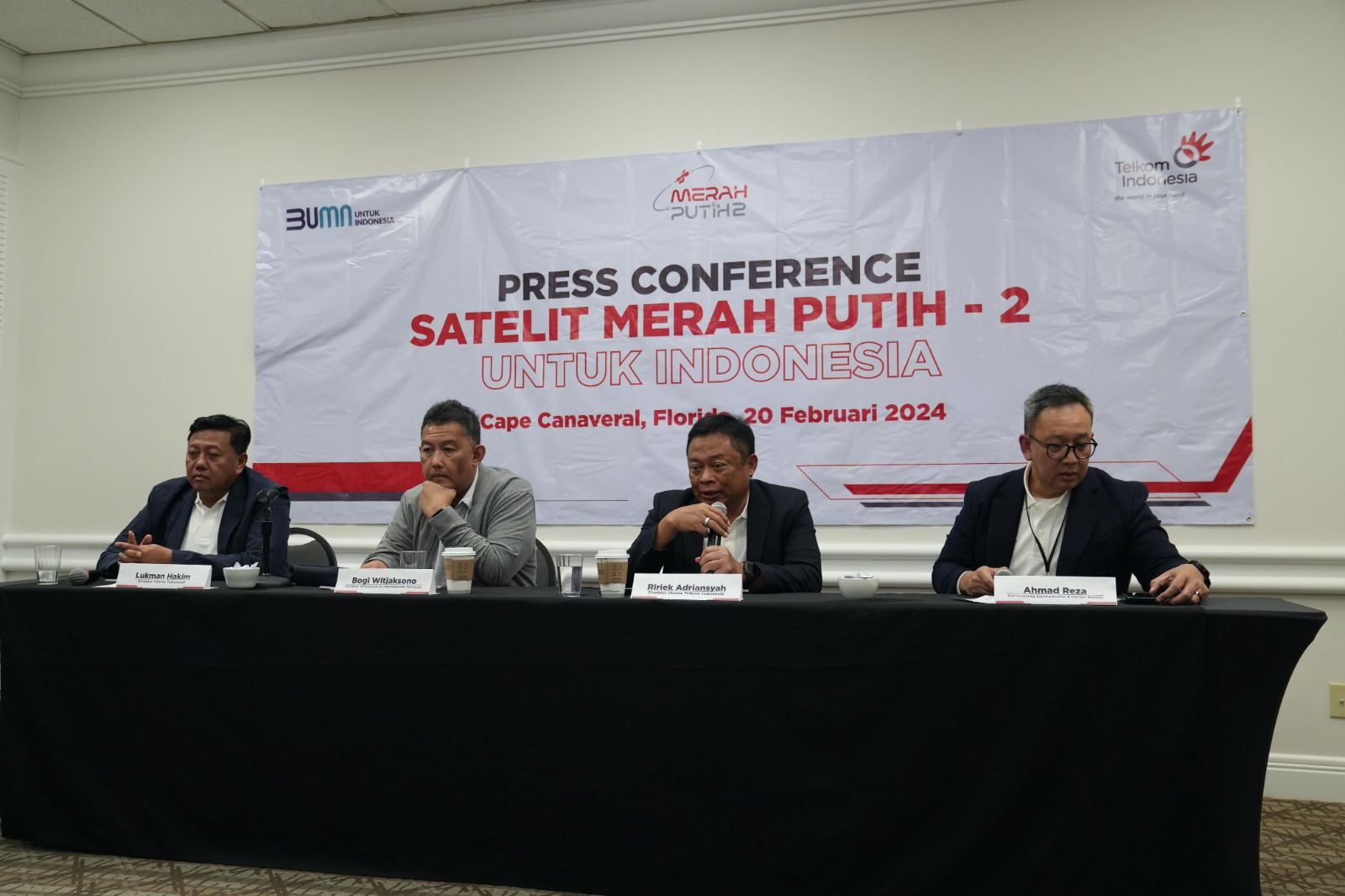 PELUNCURAN -- Direktur Utama Telkomsat Lukman Hakim (paling kiri), Direktur Wholesale & International Services Telkom Indonesia, Bogi Witjaksono (kedua dari kiri), Direktur Utama Telkom Indonesia, Ririek Adriansyah (kedua dari kanan) serta SVP Corporate Communication & Investor Relation Telkom Indonesia, Ahmad Reza (paling kanan) dalam sesi press conference peluncuran Satelit Merah Putih 2, langsung dari Cape Canaveral Florida, Amerika Serikat, Selasa (20/2).