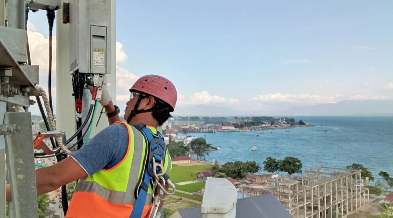 PEMELIHARAAN -- Teknisi XL Axiata sedang melakukan pemeliharaan BTS untuk menjaga keandalan layanan kepada para customer XL.