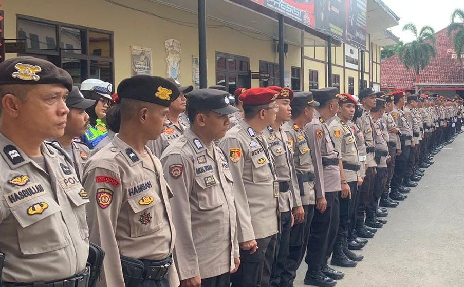 PENARIKAN -- Para personel pengamanan TPS melakukan upacara penarikan pasukan.