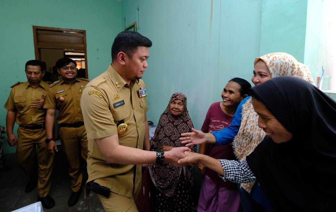 IST PENDISTRIBUSIAN -- Bupati Gowa Adnan Purichta Ichsan saat meninjau pendistribusian cadangan beras di Kelurahan Katangka beberapa waktu lalu. 