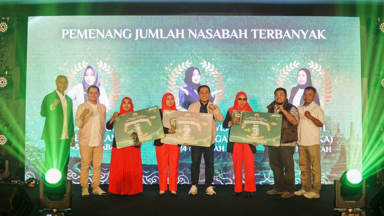 PENGHARGAAN -- Direktur Jaringan Operasi dan Penjualan PT Pegadaian, Eka Pebriansyah (empat dari kanan) usai memberikan penghargaan kepada para Agen Hebat Pegadaian pada acara Agen Pegadaian Awards 2023.