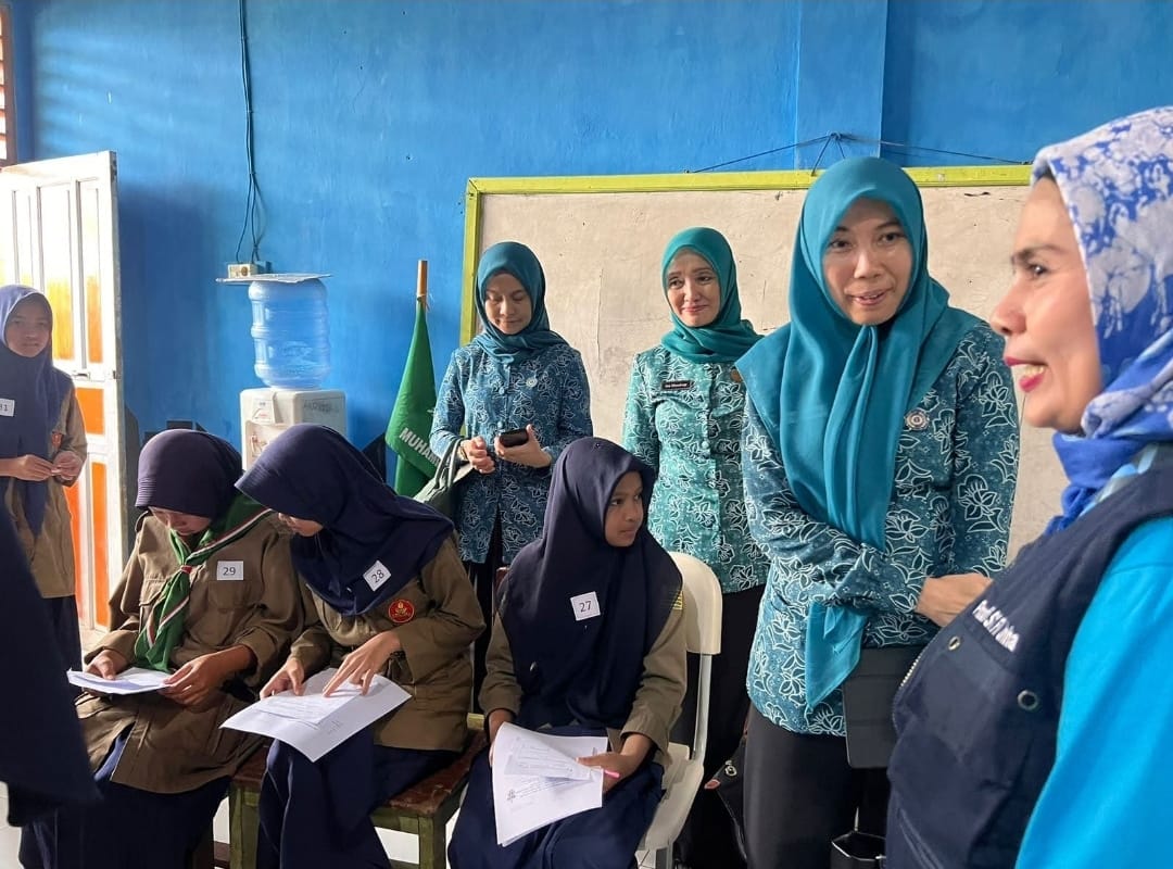 IST PENYULUHAN -- Pemberian penyuluhan kesehatan kepada para kader Posyandu di Tinggimoncong yang dilakukan para Sarjana Kedokteran Unhas bekerja sama TP PKK Gowa. 