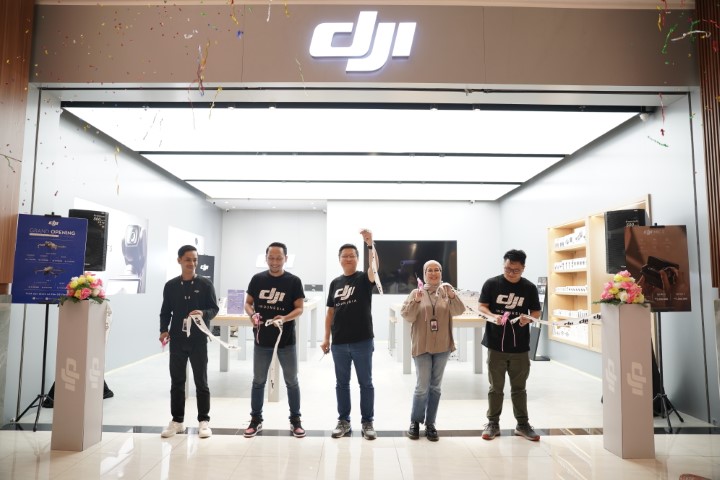PERESMIAN -- Deputy CEO Erajaya Active Lifestyle, Andre Tan (tengah), melakukan pengguntingan pita sebagai tanda peresmian store DJI di TSM Makassar, Sabtu (3/2). 