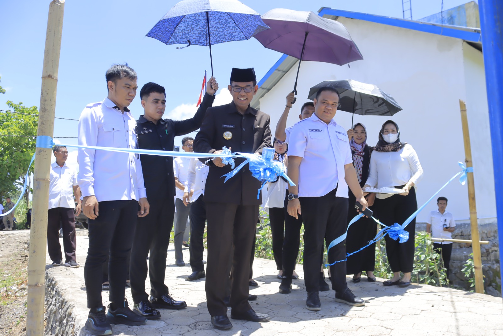 PERESMIAN -- Pj Bupati Takalar, Setiawan Aswad didampingi Direktur dan Kepala Bagian Teknis Lapangan Perumda Air Minum Tirta Panrannuangku melakukan pengguntingan pita peresmian pengoptimalisasian instalasi sumur dalam Moncongkomba.