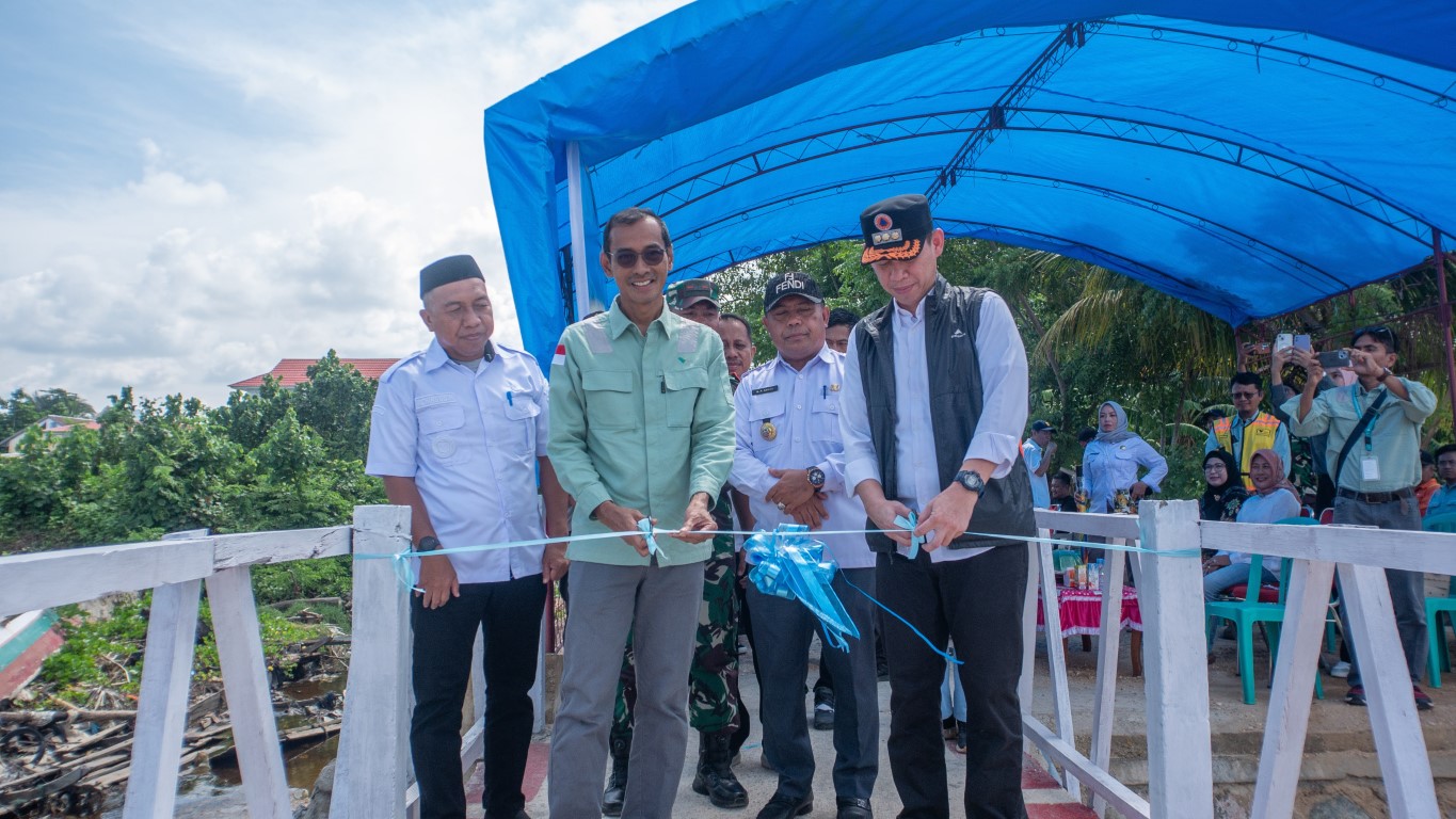 PERESMIAN -- Wakil Presiden Direktur PT Vale Indonesia Tbk, Adriansyah Chaniago (dua dari kiri) dan Pj Bupati Kolaka Andi Makkawaru (kanan) melakukan pengguntingan pita sebagai tanda peresmian pembangunan jalan penghubung wisata Titian Beton di Kelurahan Anaiwoi, Kecamatan Tanggetada, Kolaka.