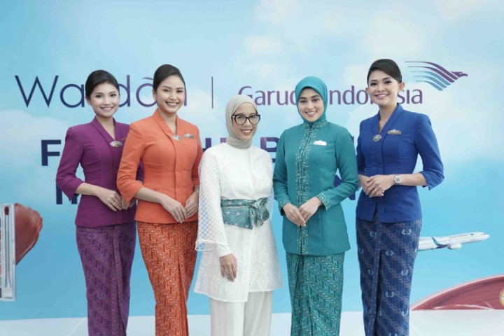 PRODUK EKSKLUSIF -- Para pramugari Garuda Indonesia dengan menggunakan produk-produk eksklusif dari Wardah tampil semakin cantik, menawan, dan elegan.