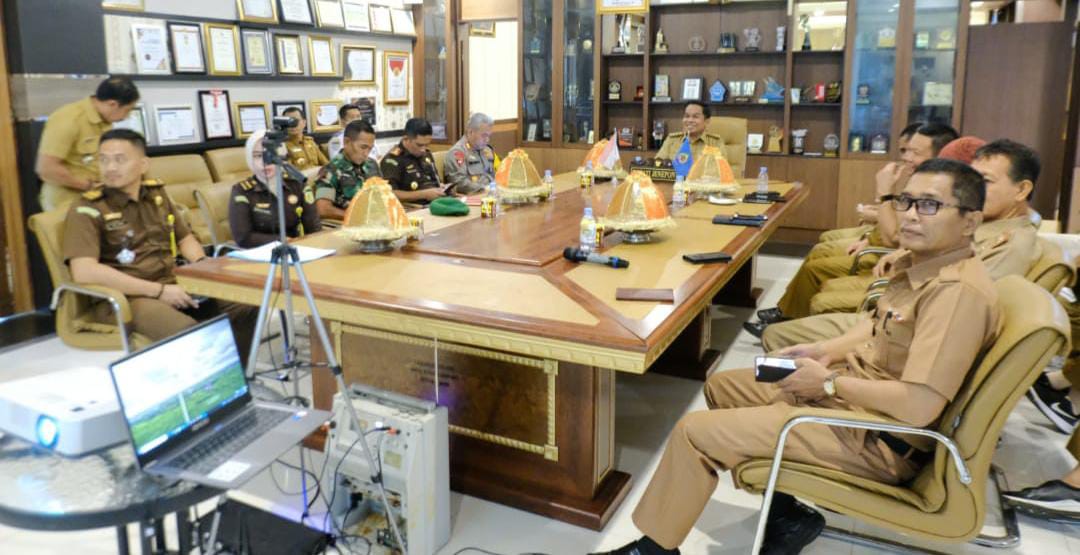 RAKOR -- Pj Bupati Jeneponto, Junaedi Bakri bersama Forkopimda dan TPID Kabupaten Jeneponto ketika mengikuti Rakor yang dilaksanakan secara online melalui zoom meeting.