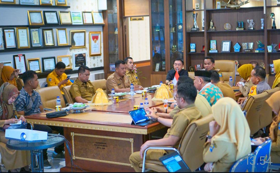 RAPAT -- Pj Bupati Jeneponto, Junaedi Bakri saat memimpin rapat bersama Pemkab Jeneponto dengan Tim Kite Surfing Pantai Bungung Pandang.