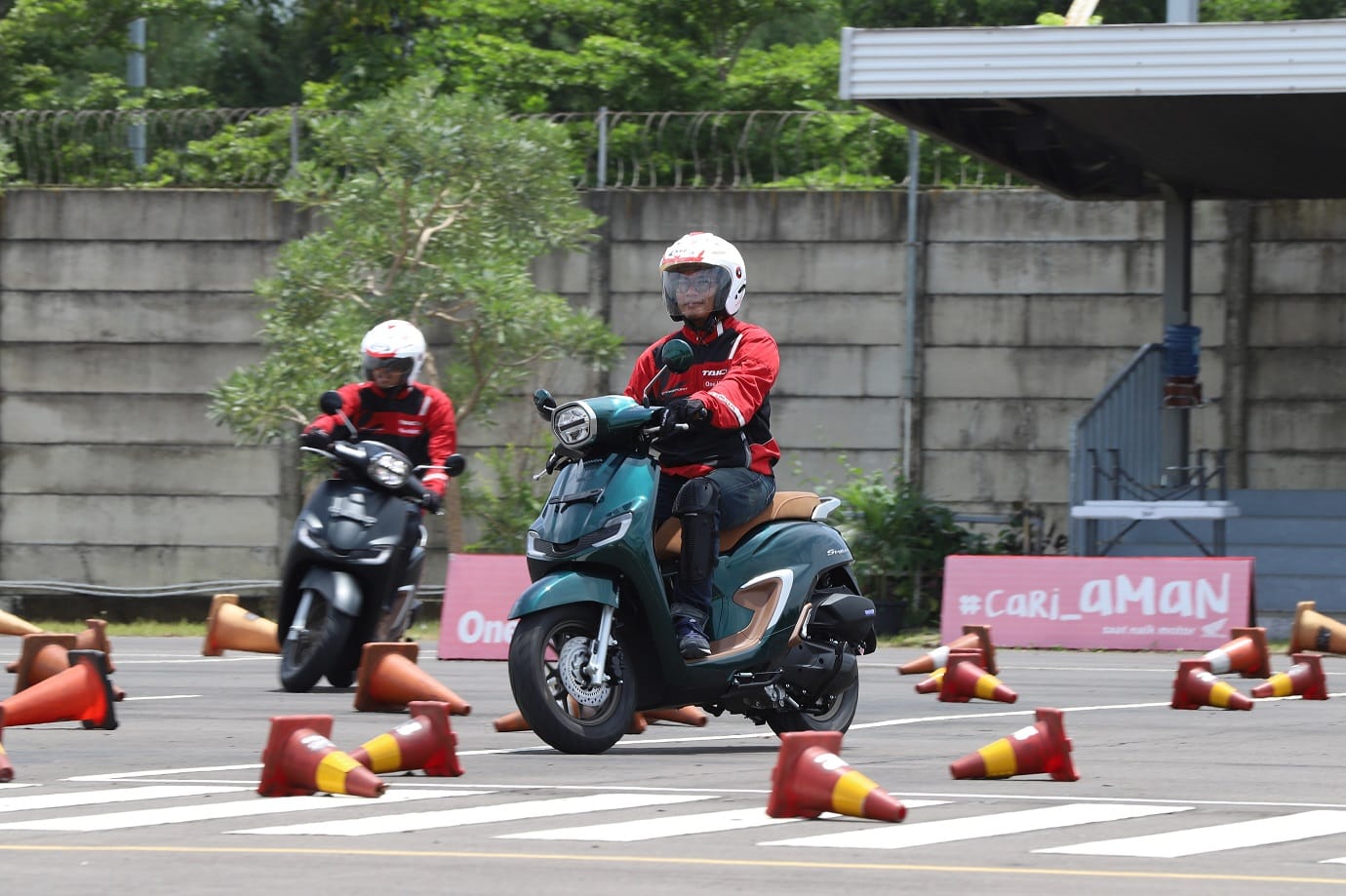 RIDING TEST -- Sejumlah calon konsumen New Honda Stylo 160 sedang melakukan riding test untuk merasakan sensasi skutik premium fashionable 160cc pertama di Indonesia ini.