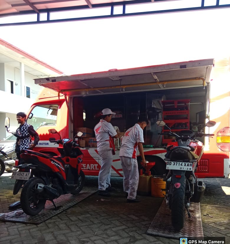 SERVIS GRATIS -- Tim teknisi Astra Motor Sulsel sedang memberikan layanan servis gratis kepada pemain dan ofisial tim baik motor metik maupun motor sport Honda.