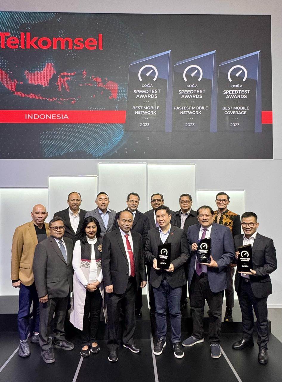 SPEEDTEST AWARDS MWC -- Menteri Komunikasi dan Informatika Republik Indonesia, Budi Arie Setiadi (tengah depan) beserta jajarannya turut hadir di Mobile World Conference 2024 Barcelona, Selasa (27/2) bersama Direktur Marketing Telkomsel, Derrick Heng (ketiga dari kanan, depan), Komisaris Telkomsel, Sarwoto (kedua dari kanan), dan VP Customer Journey & Digital Experience Telkomsel, Nirwan Lesmana (kanan) untuk memperingati sejumlah penghargaan yang diterima oleh Telkomsel berdasarkan hasil pengukuran dan analisis Ookla® selama periode Juli-Desember 2023. 